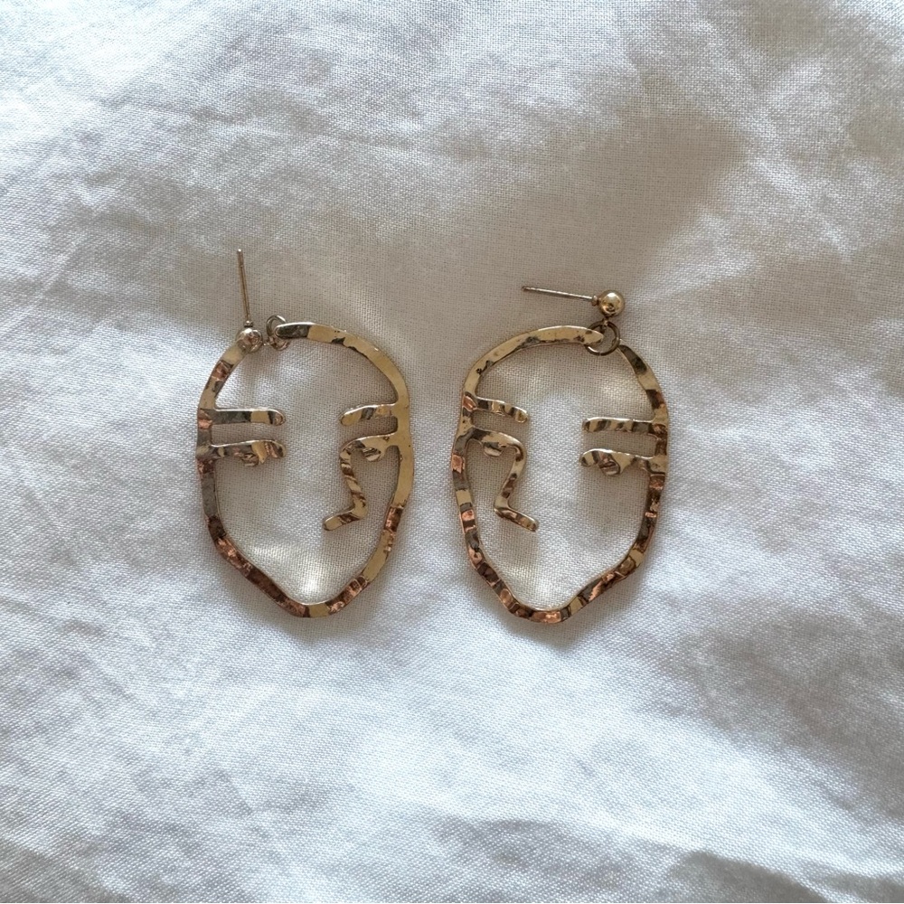 Gold face outline earrings